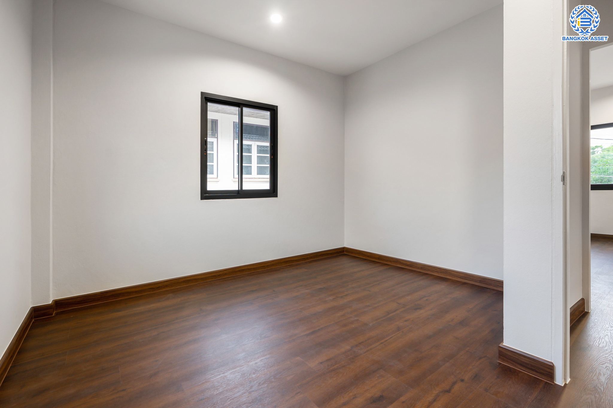 บ้านมือสองตกแต่งใหม่ ม.บ้านสาวิตรี พุทธมณฑลสาย3 หลังมุม เนื้อที่ 56.2 ตร.ว. ฟังก์ชัน 3 ห้องนอน 3 ห้องน้ำ จอดรถได้ 2 คัน บนทำเลใกล้ทางคู่ขนานลอยฟ้าบรมราชชนนี ม.มหิดล เซ็นทรัลศาลายา และรายล้อมด้วยสิ่งอำนวยความสะดวกครบ!